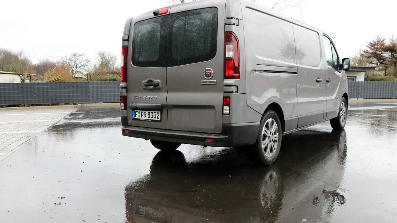 Der Fiat Talento Kastenwagen SX von hinten, mit Blick auf die Hintertüren.